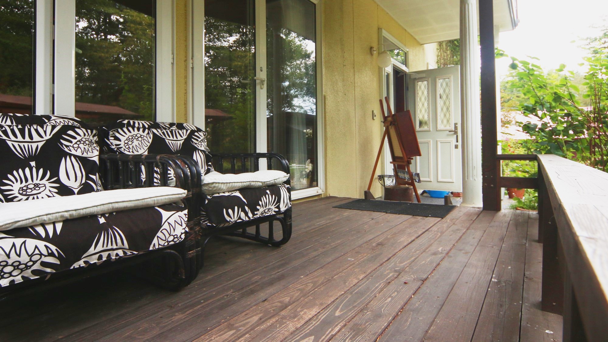 テラス　緑に囲まれた環境で別荘気分でお寛ぎください