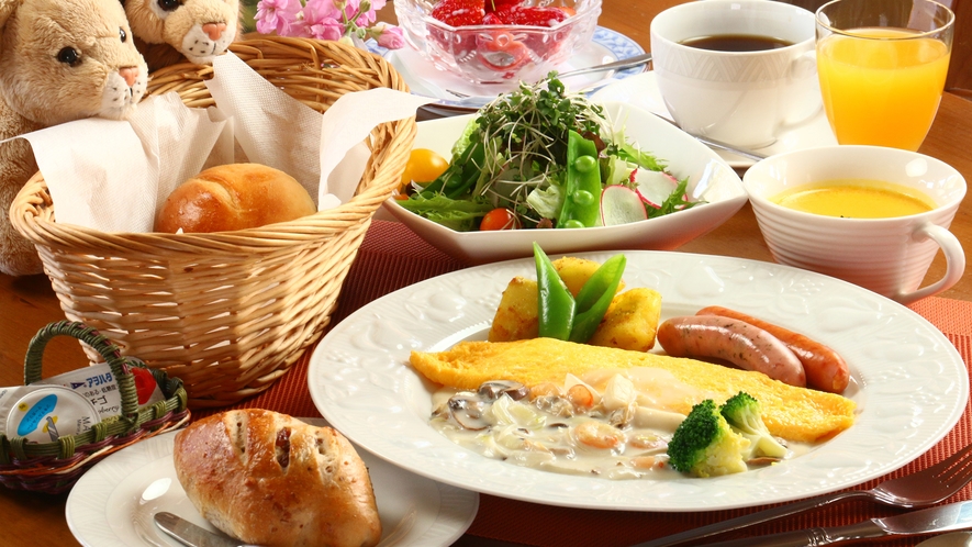 【朝食】日替わり　オムレツにふわふわパン