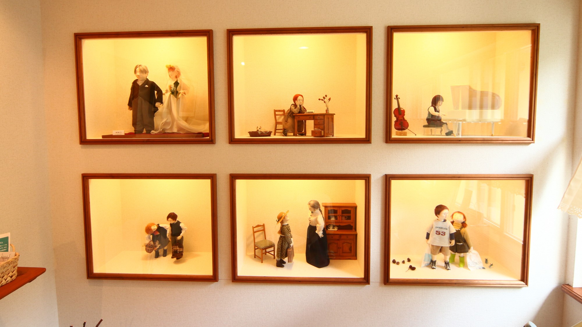 パブリックスペース　オーナー作の可愛らしい人形とミニチュア家具