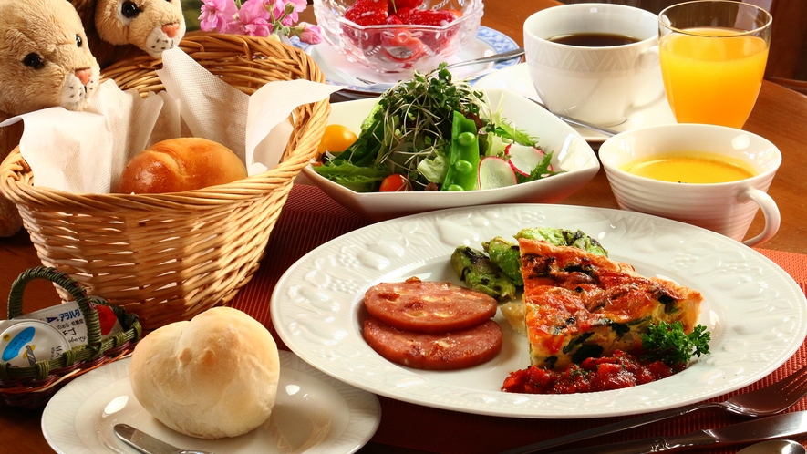 【朝食】日替わり　キッシュに高原サラダ