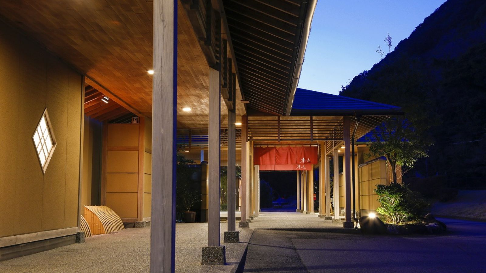 【本館】玄関　夜景