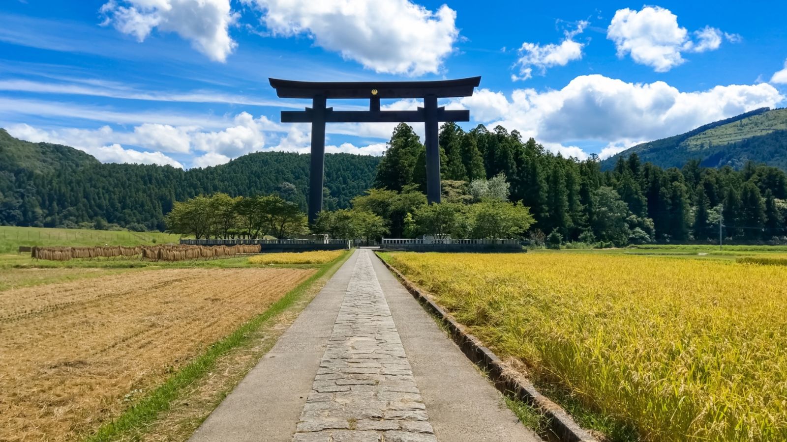 世界遺産【熊野本宮大社　大斎原 大鳥居】　※ホテル季の座からお車で約1時間50分