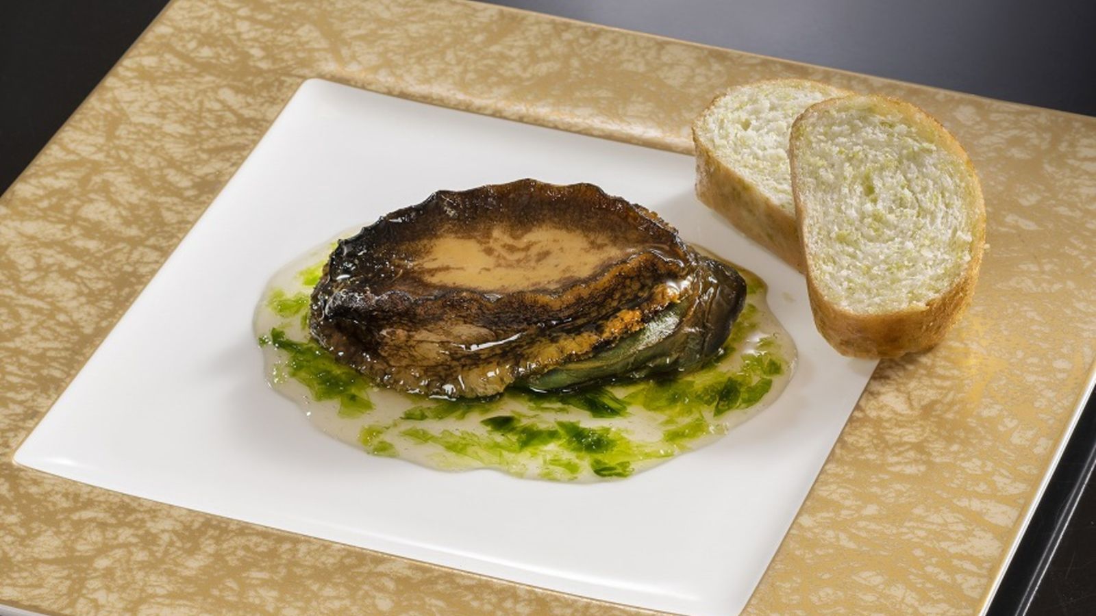 「MAKOTO」の鮑は、ステーキでお召し上がりいただきます。