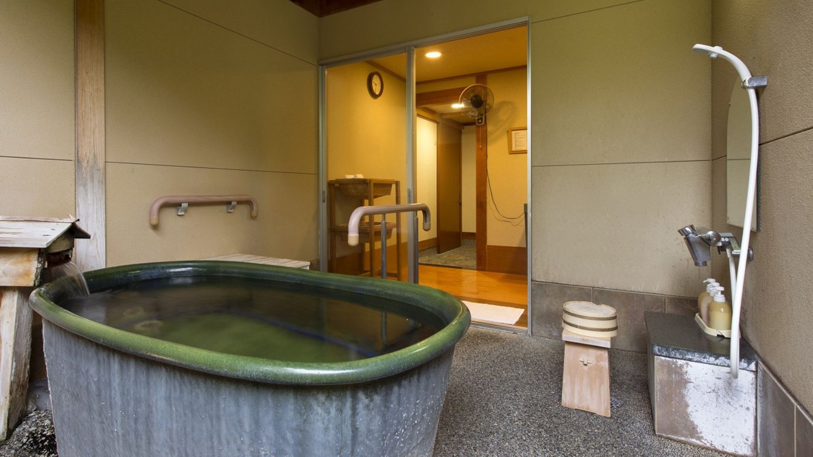 【貸切露天風呂】FUWARI　浴槽、脱衣スペース