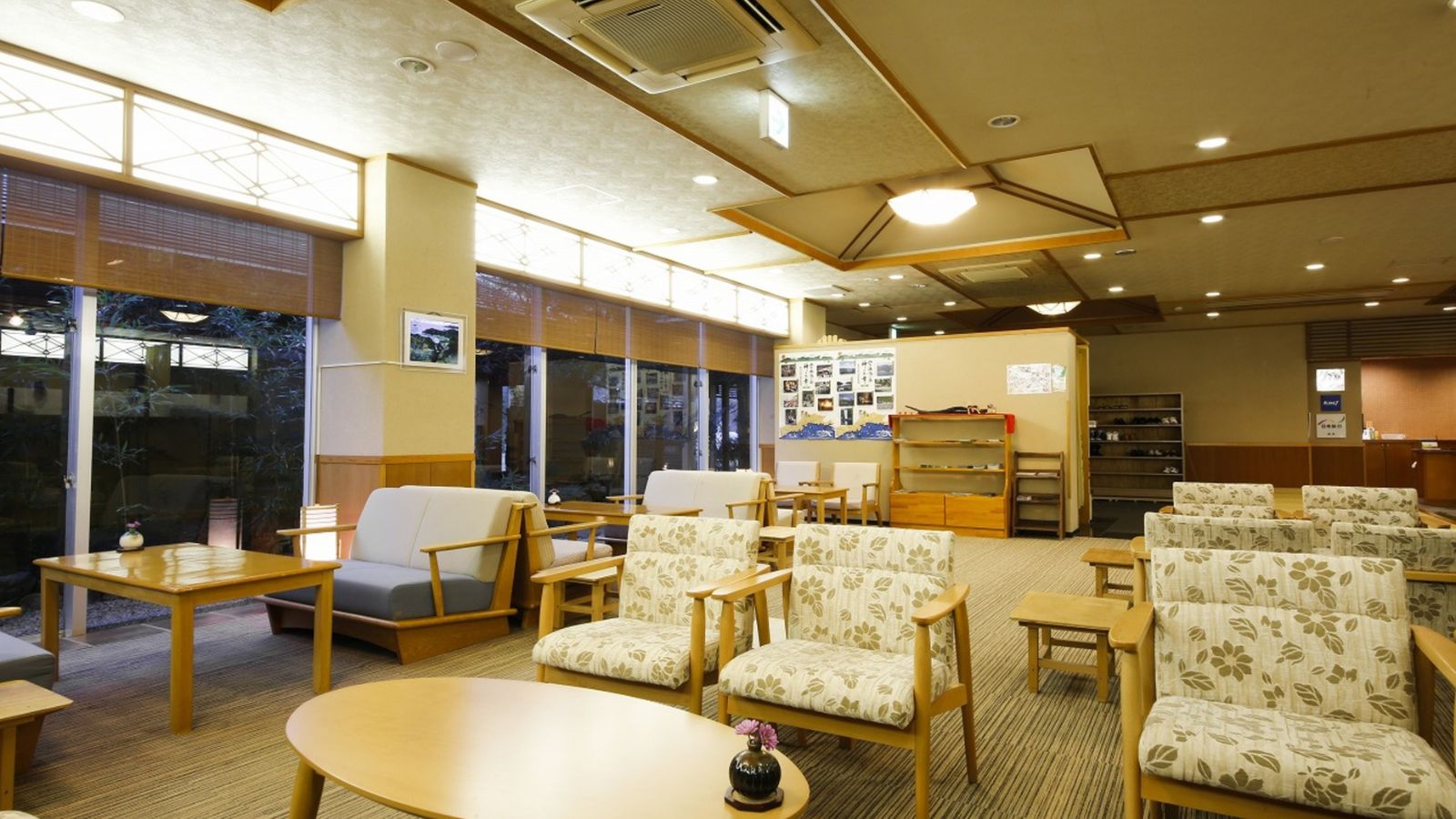 【本館】ロビー・コーヒーラウンド「照葉野薔薇」