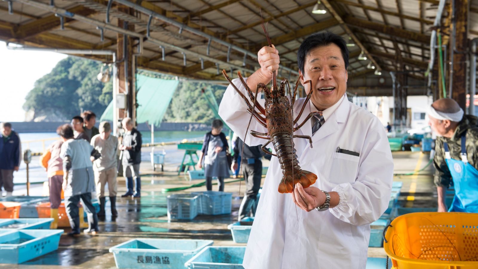 紀伊長島港に仕入れに行く中西総料理長