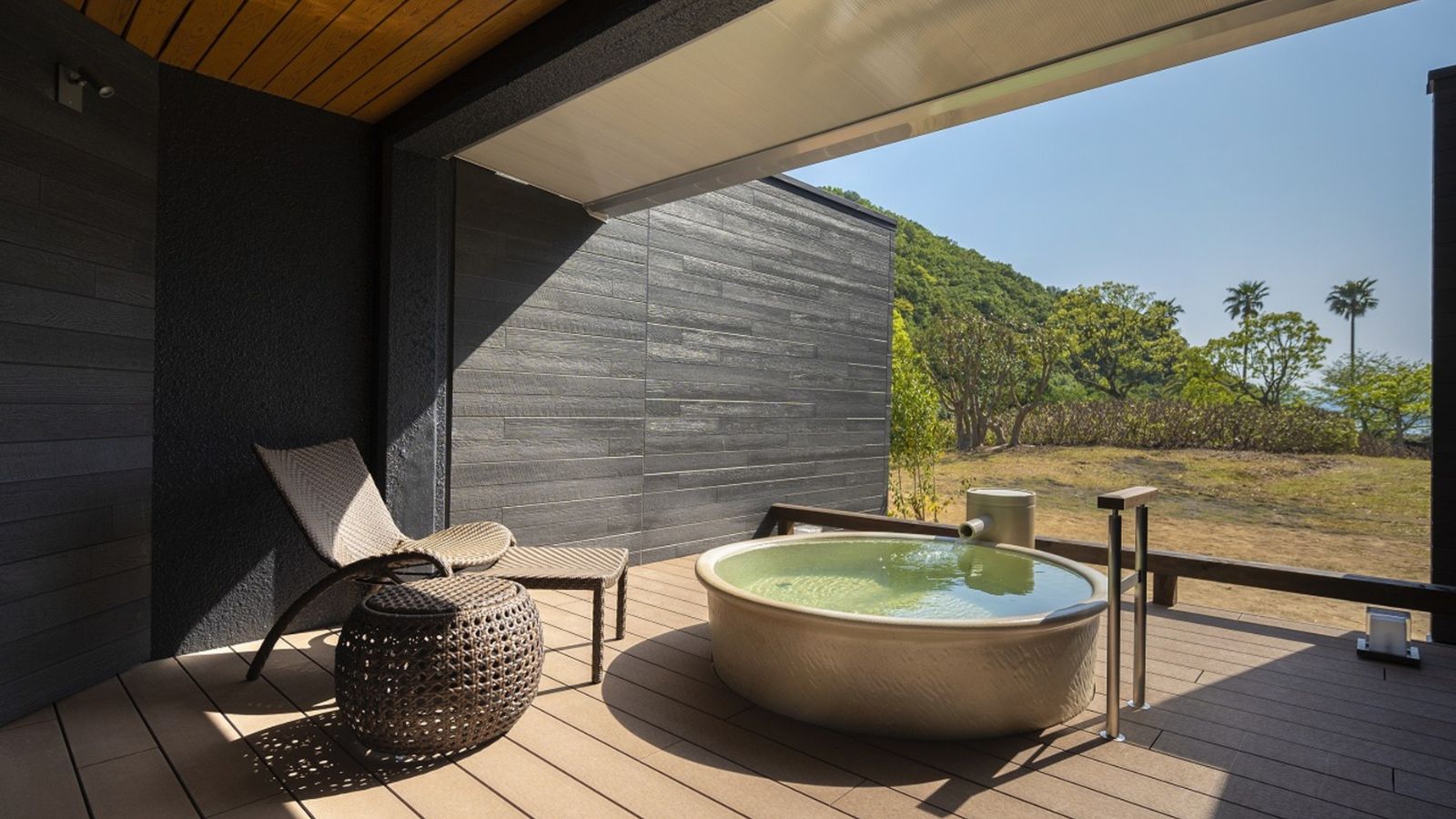 Ｊｒスイート露天風呂（一例）※客室によってデザインが異なります