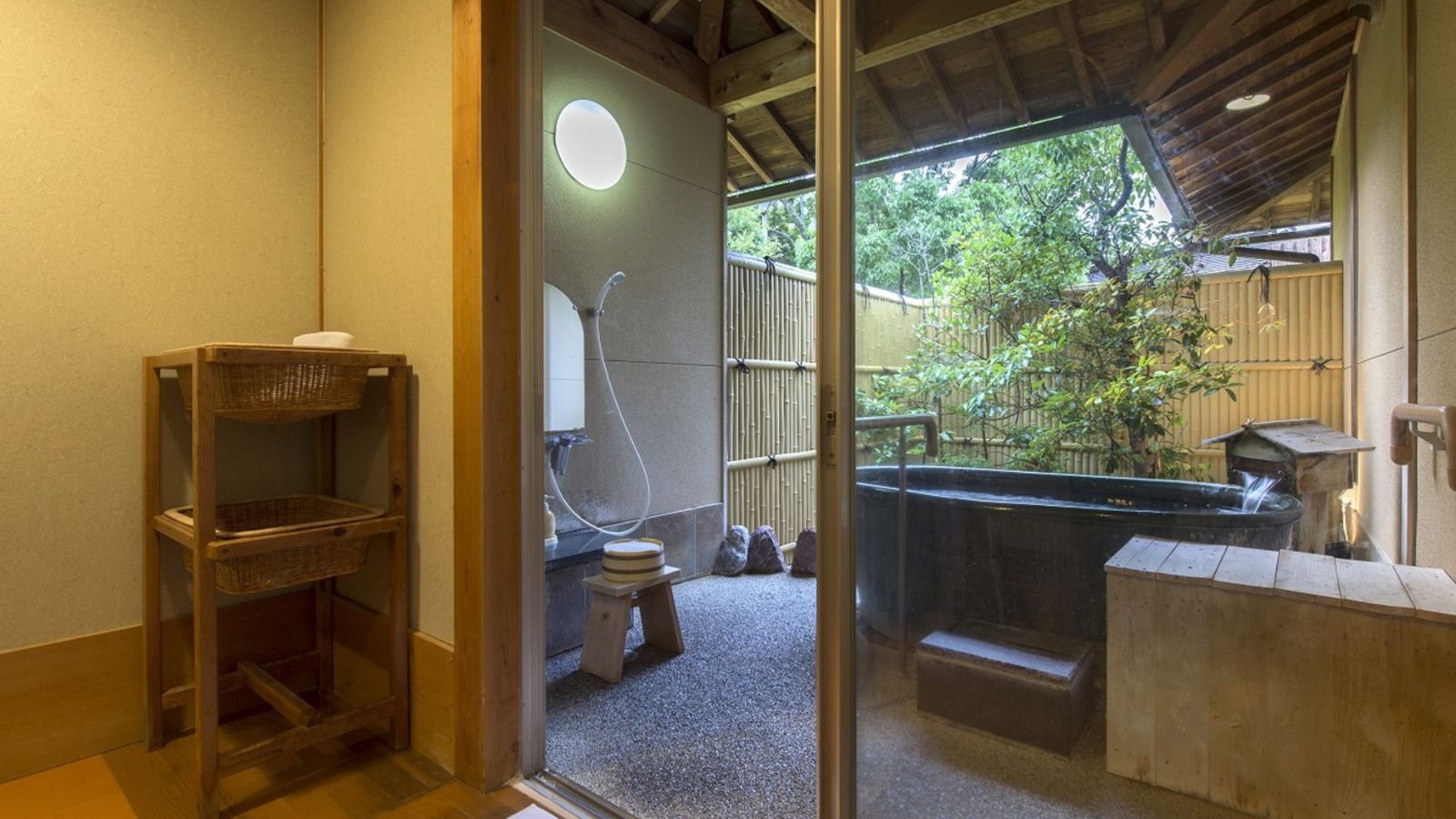 【貸切露天風呂】FUWARI　浴槽、脱衣スペース