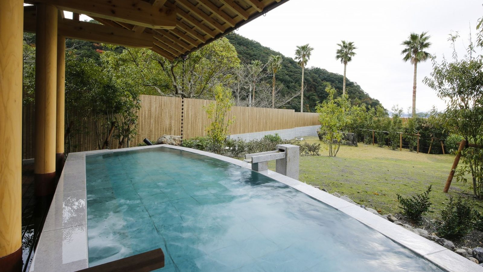 【女性浴場】露天風呂「はくさ城の浜」　※日中