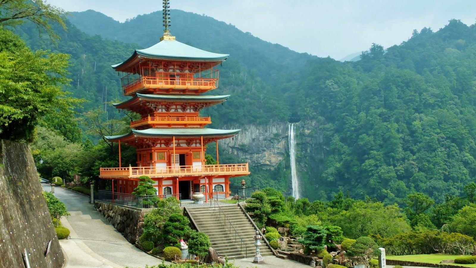 世界遺産【熊野那智大社（那智山青岸渡寺と那智の滝）】　※ホテル季の座からお車で約2時間