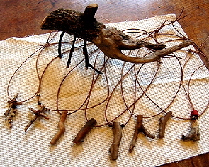 クワガタとペンダント