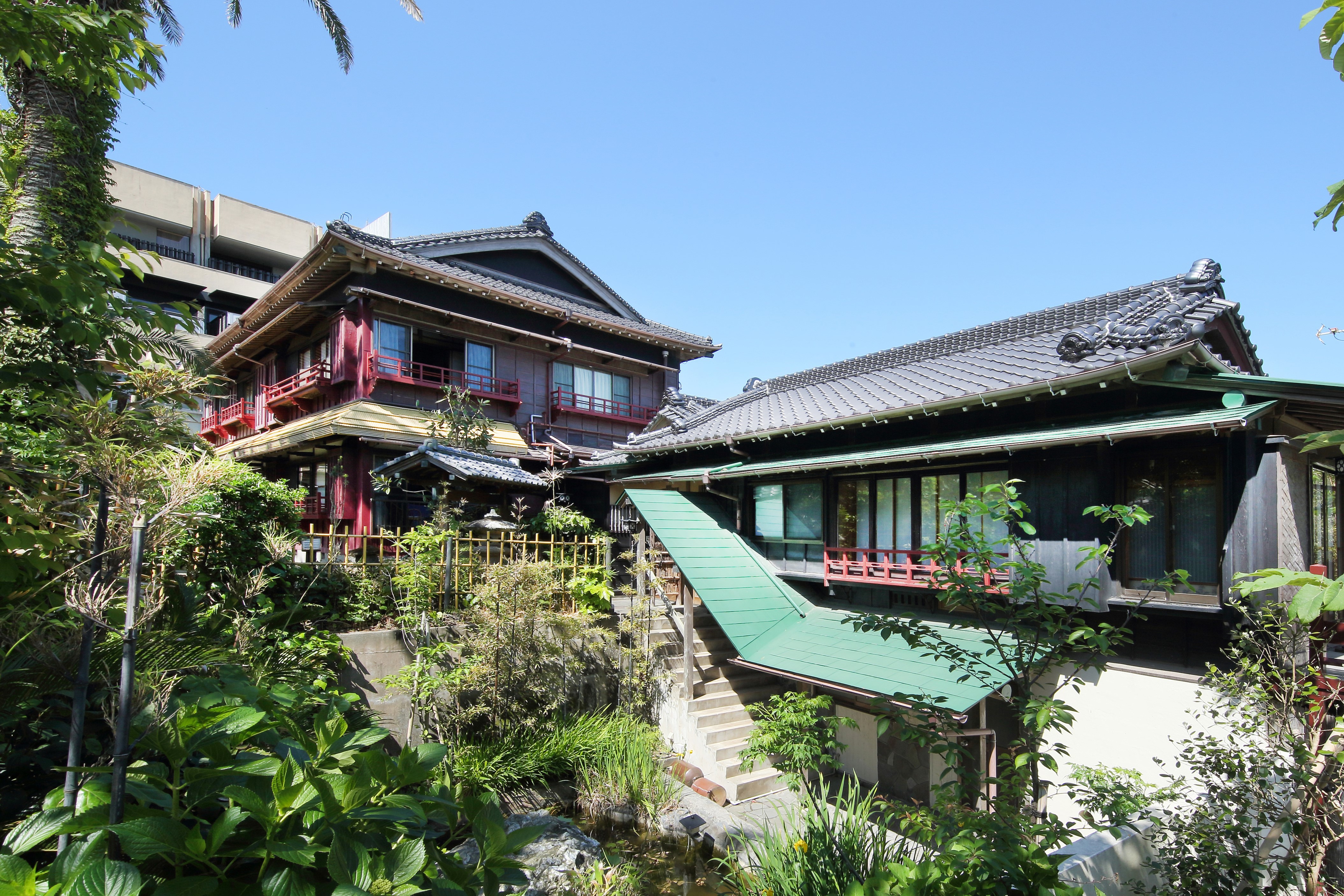 中庭から望む旧館と離れ客室の外観