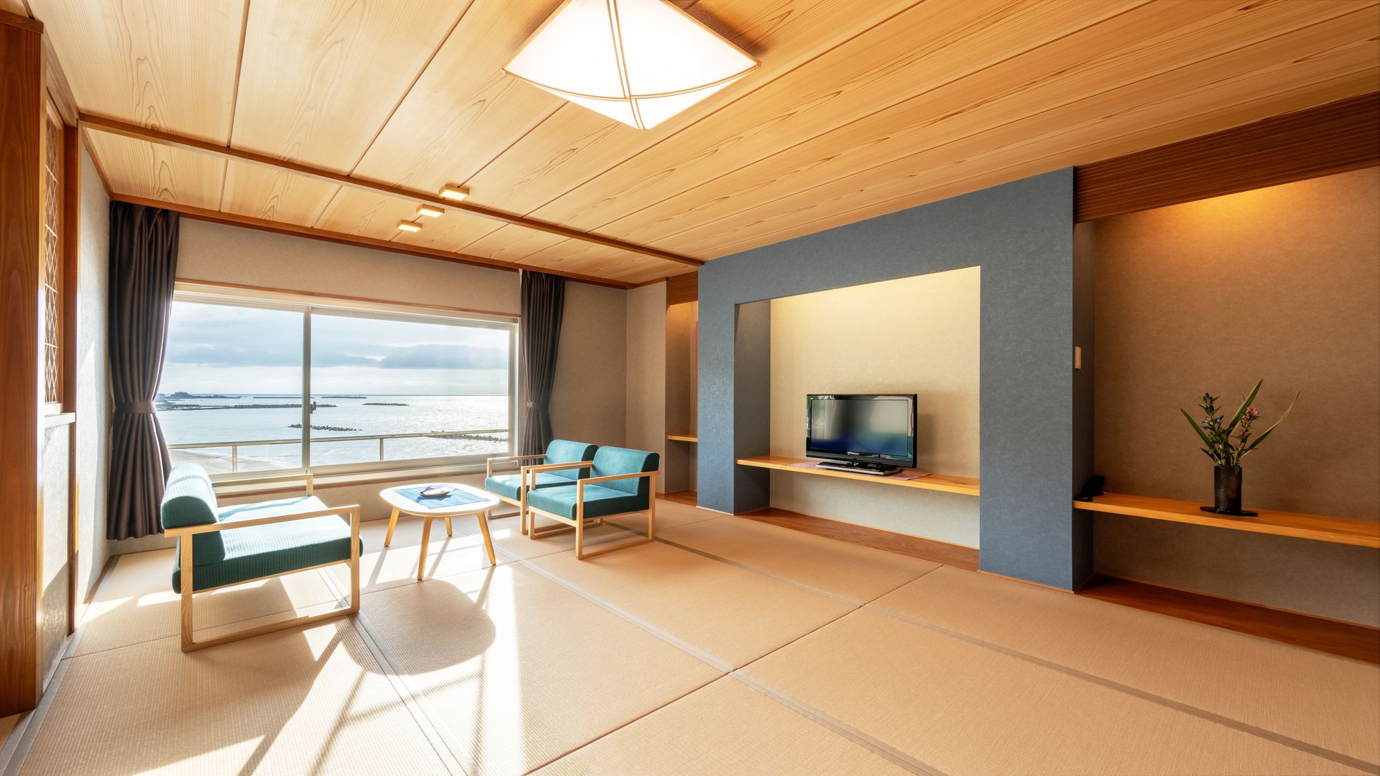 【和室】 窓一面に日本海が広がる。海と共に過ごす旅を♪（一例）
