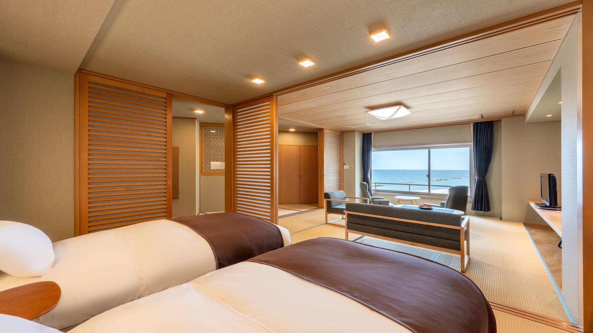 【スーペリア和洋室】 寝室の扉を開ければベッドからも海の絶景が！（一例）