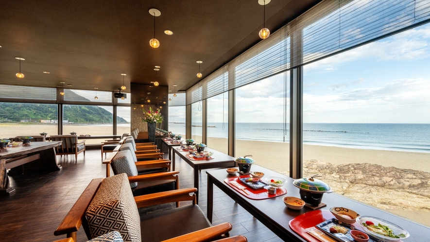 【レストラン】海に囲まれたレストラン！食事のお供は海の絶景♪