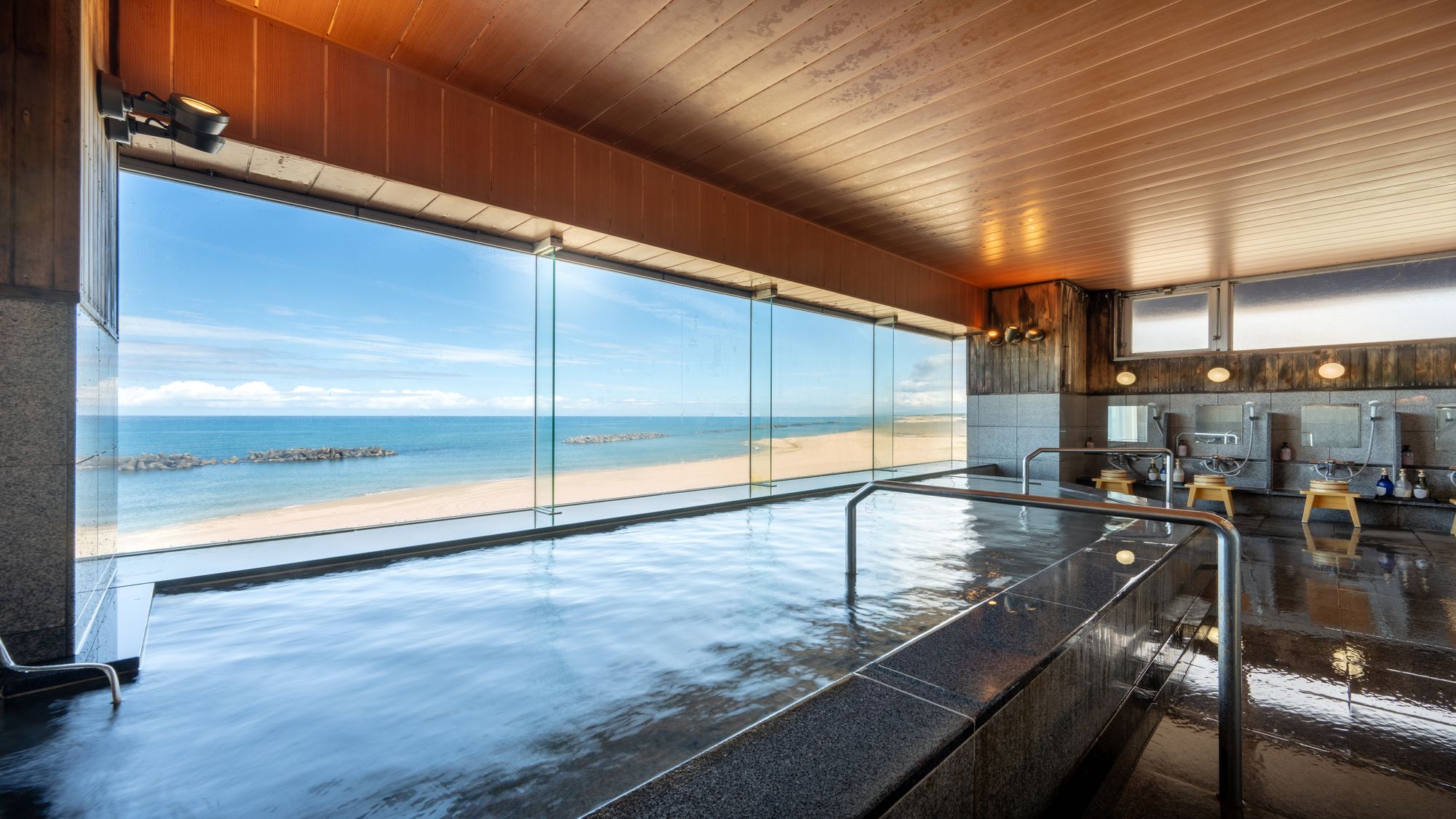 【2階大浴場】 ２階大浴場からも海一望！