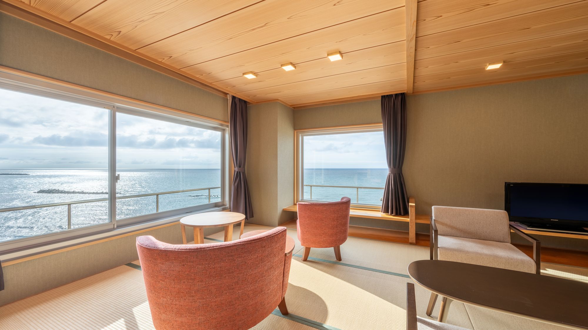 【スーペリア和洋室】 海一望の寛ぎスペース（一例）