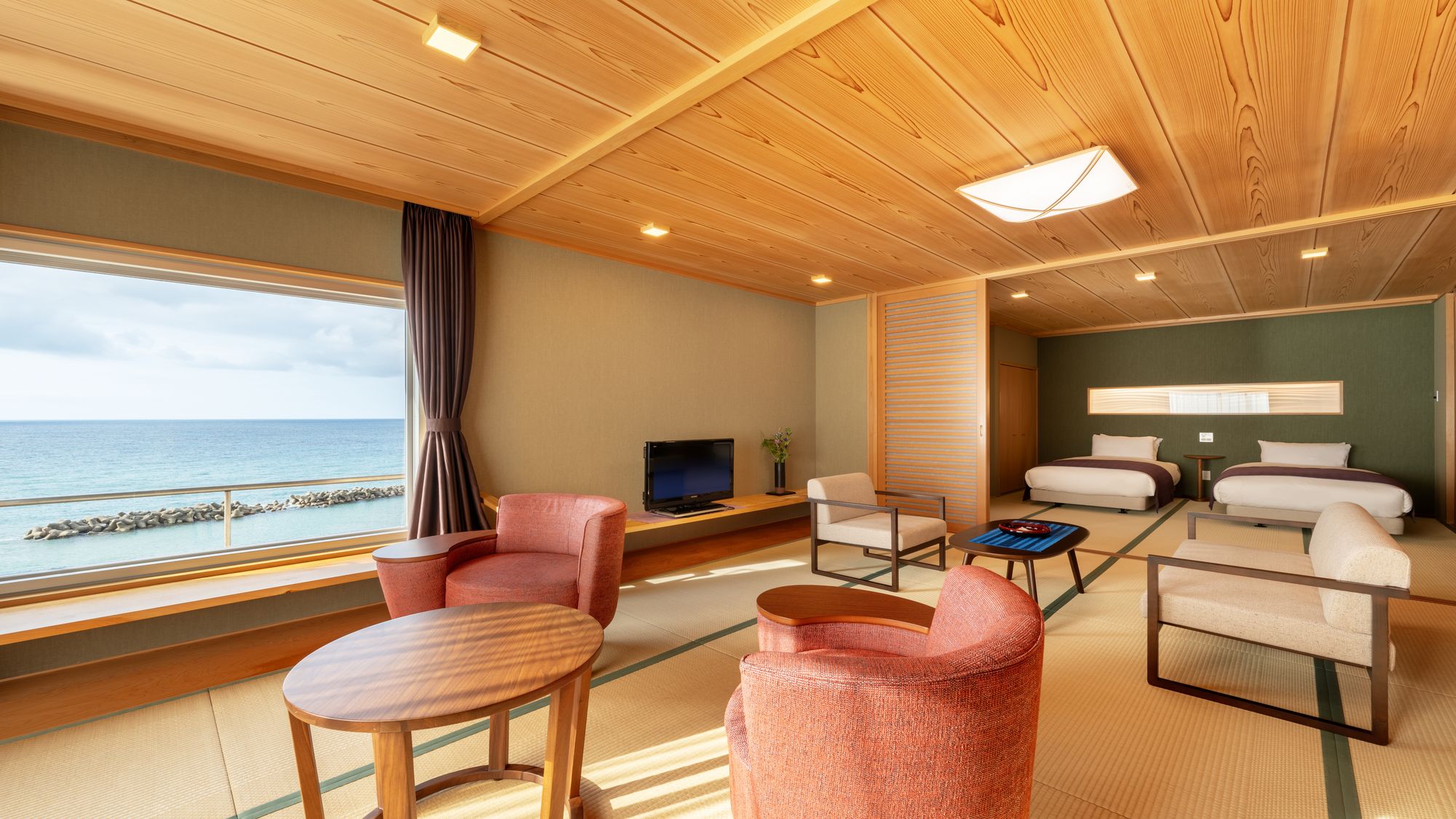 【スーペリア和洋室】 寛ぎのソファーは座り心地にもこだわり、客室毎に異なるタイプをご用意（一例）