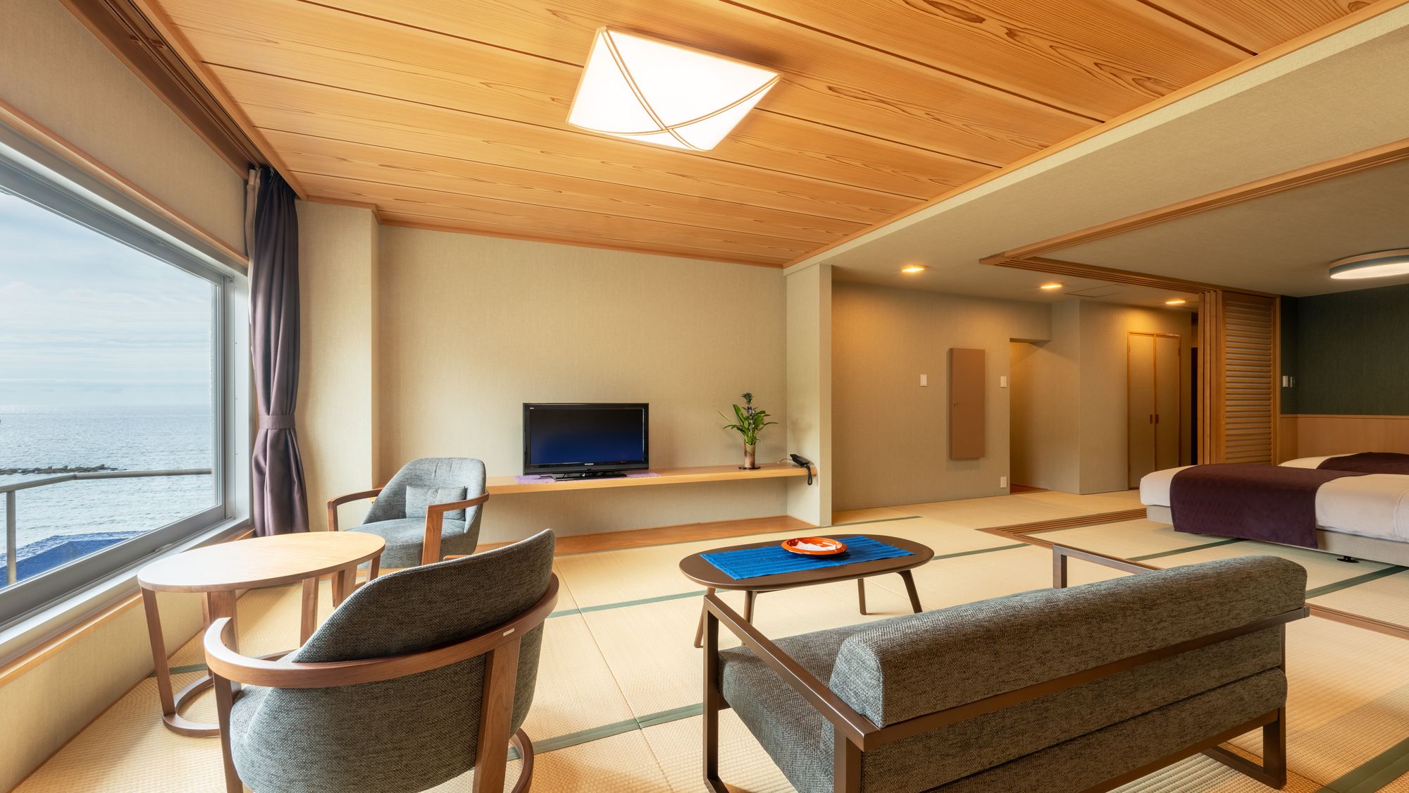 【スーペリア和洋室】 和室とベッドのコラボ客室で思い思いにお過ごしいただけます（一例）