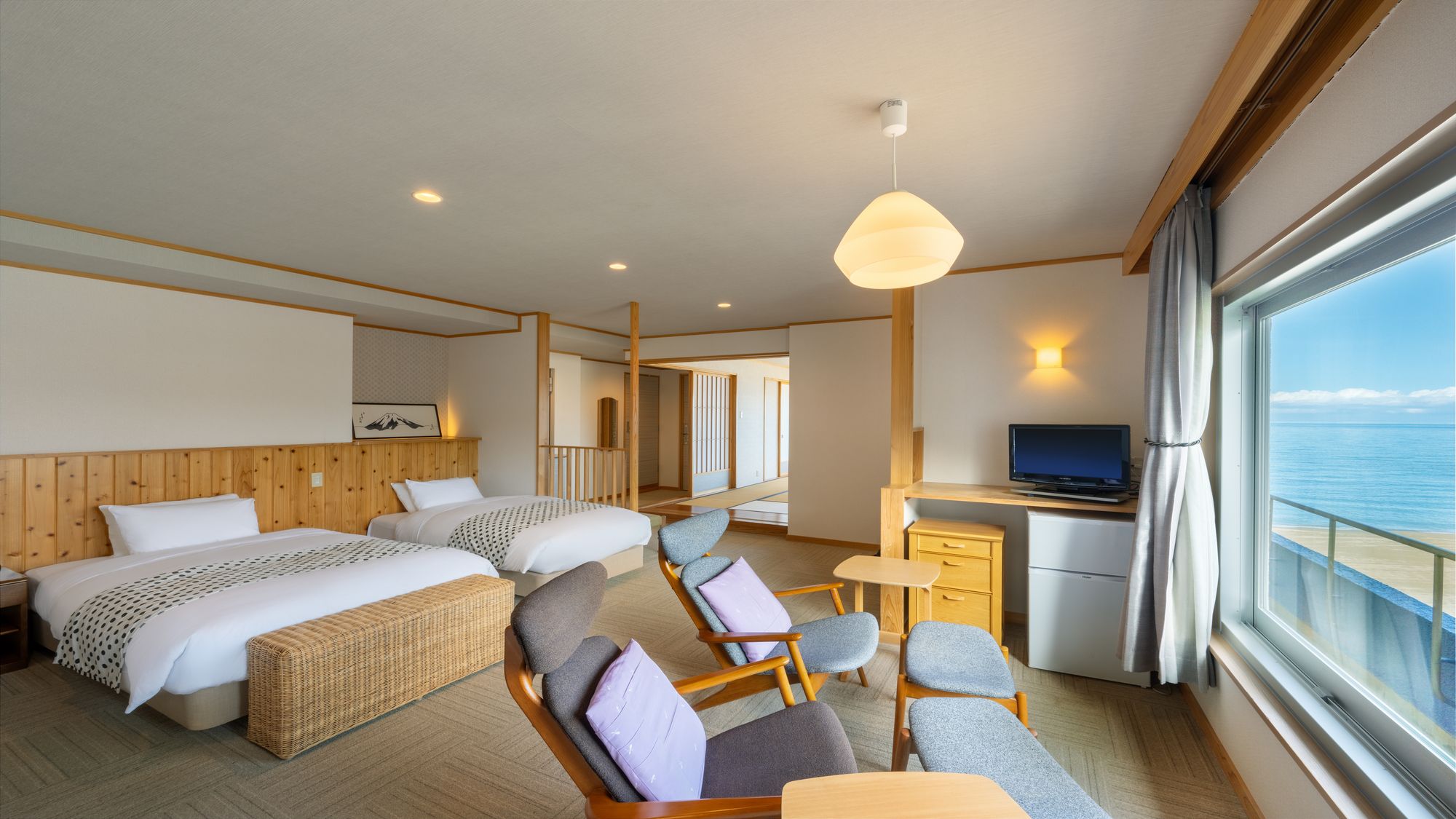 【オーシャンスイート】 ソファからの眺めも抜群の特等席！（一例）