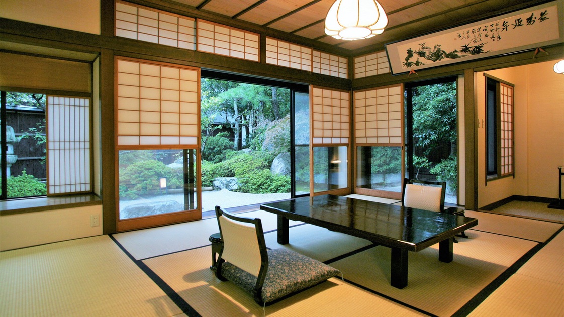 日本庭園を望む二間続きの和室10帖＋4.5帖(1階庭園禁煙)