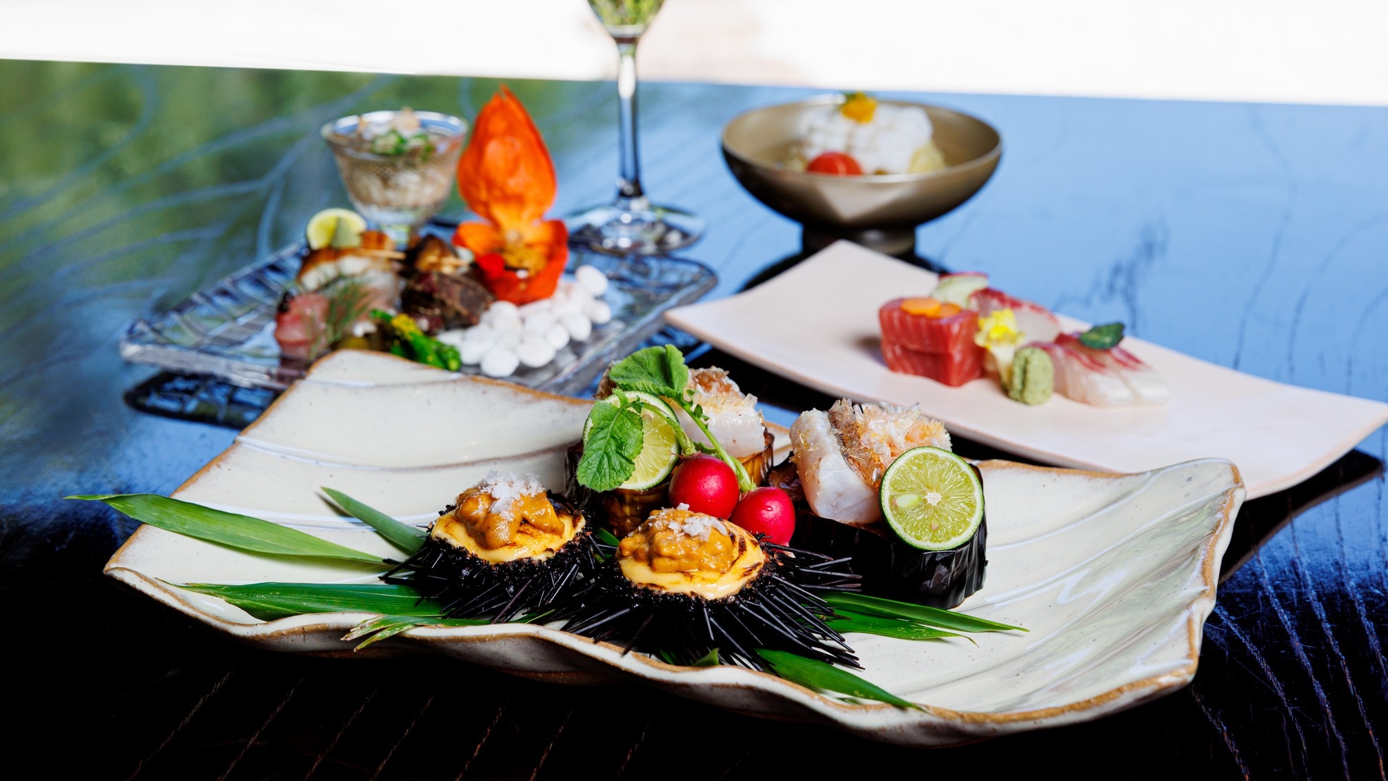 — 伝統美と現代美、ふたつの特別室で叶える非日常の格別な滞在 — ＜旬会席〜極〜＞