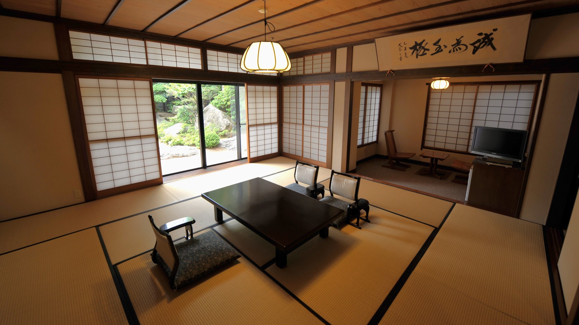 日本庭園を望む二間続きの和室10帖＋4.5帖(1階庭園禁煙)