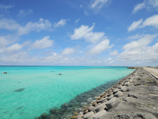 【周辺：下地空港前の海】
