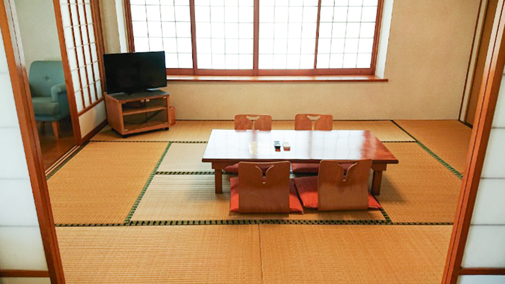 ・【和洋室】ご家族やご友人と旅行の思い出を語り合ってお過ごしください