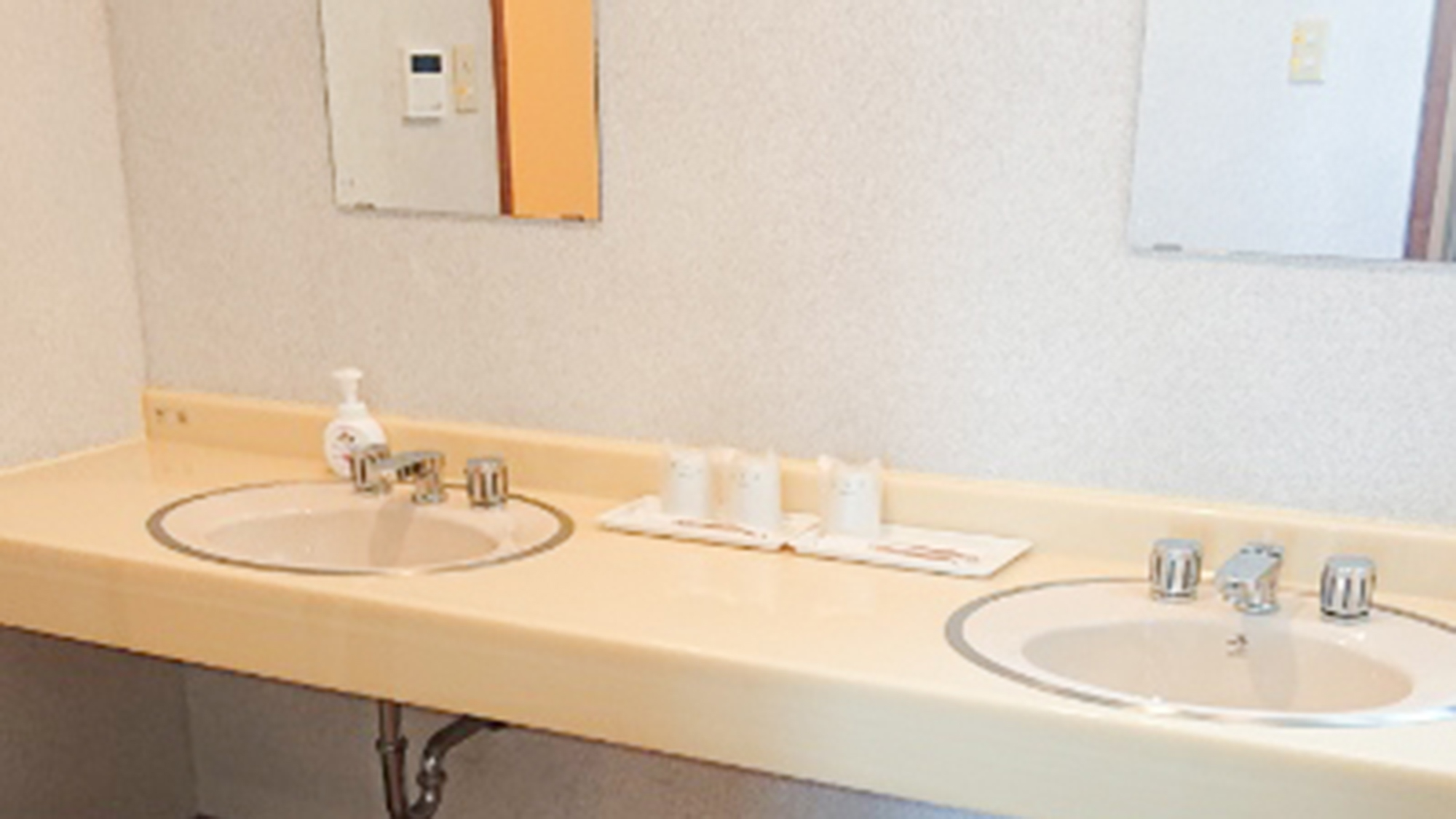 ・【洗面所】広々としたスペース。慌ただしい朝でも快適にご使用いただけます