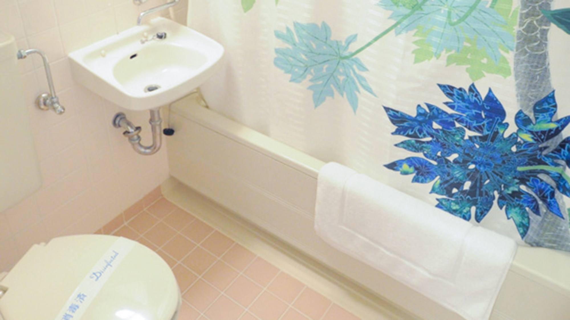 ・【和・洋／浴室】コンパクトなユニットバス。清潔さを保つように心がけております