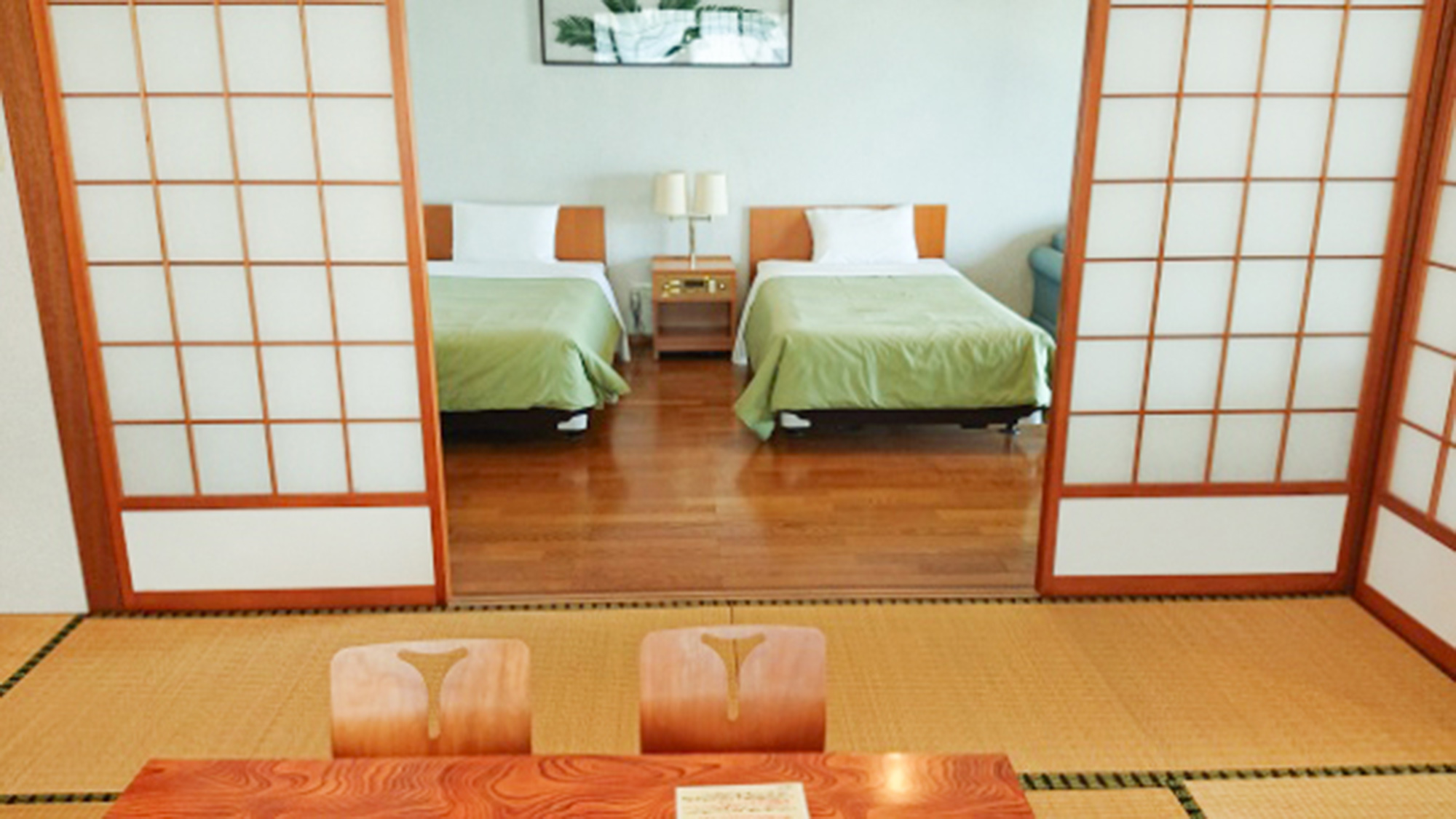 ・【和洋室】洋室にはシングルベッド2台を設置。和室では布団利用となります