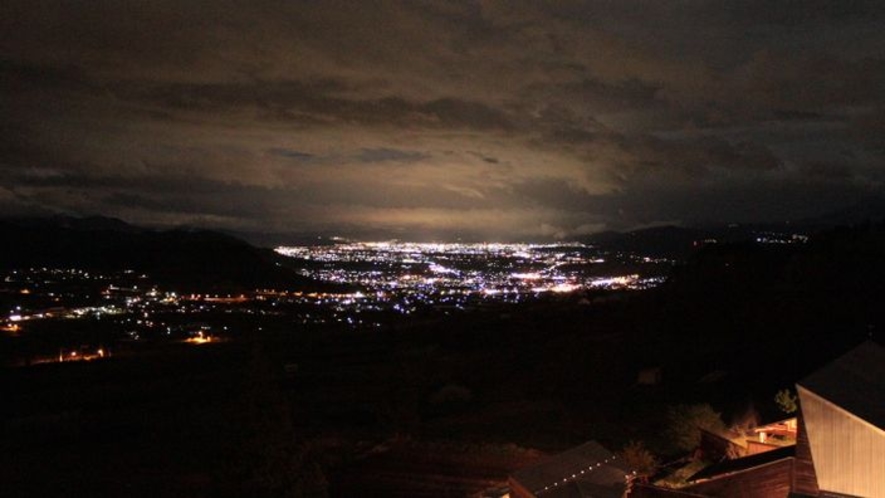 【夜景】当館から宝石箱のようなきらめく夜景をお楽しみいただけます。