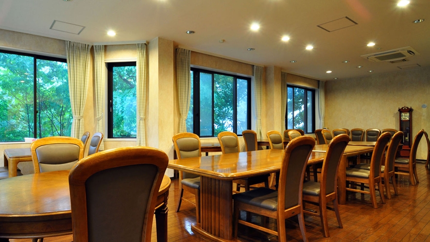 【レストラン】木彫のお部屋に対比して窓から眺める緑が鮮やかです