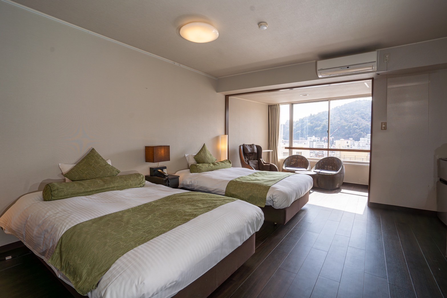 【禁煙】洋室デラックスツイン（マッサージチェアあり）セミダブルベッドx2台