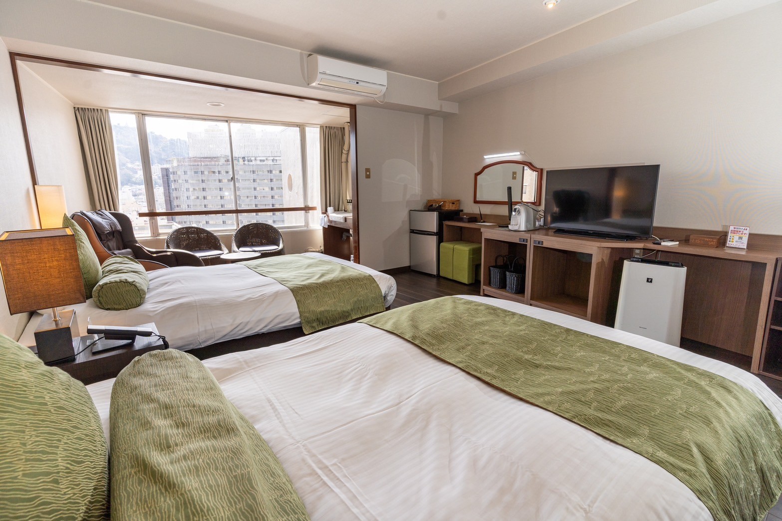 【禁煙】洋室デラックスツイン（マッサージチェアあり）セミダブルベッドx2台