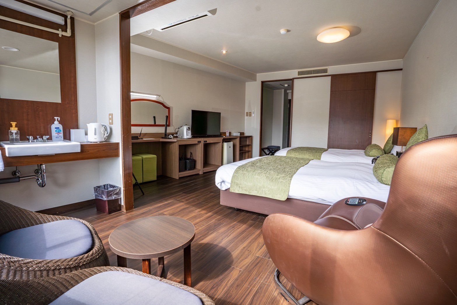 【禁煙】洋室デラックスツイン（マッサージチェアあり）セミダブルベッドx2台