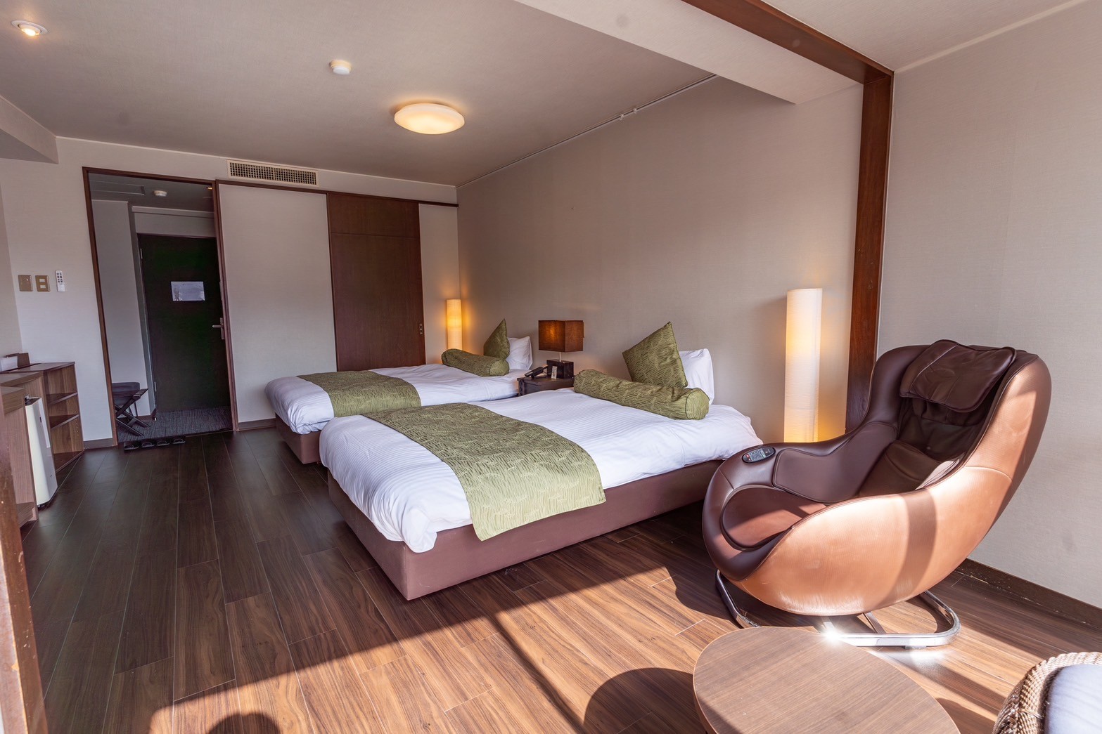 【禁煙】洋室デラックスツイン（マッサージチェアあり）セミダブルベッドx2台