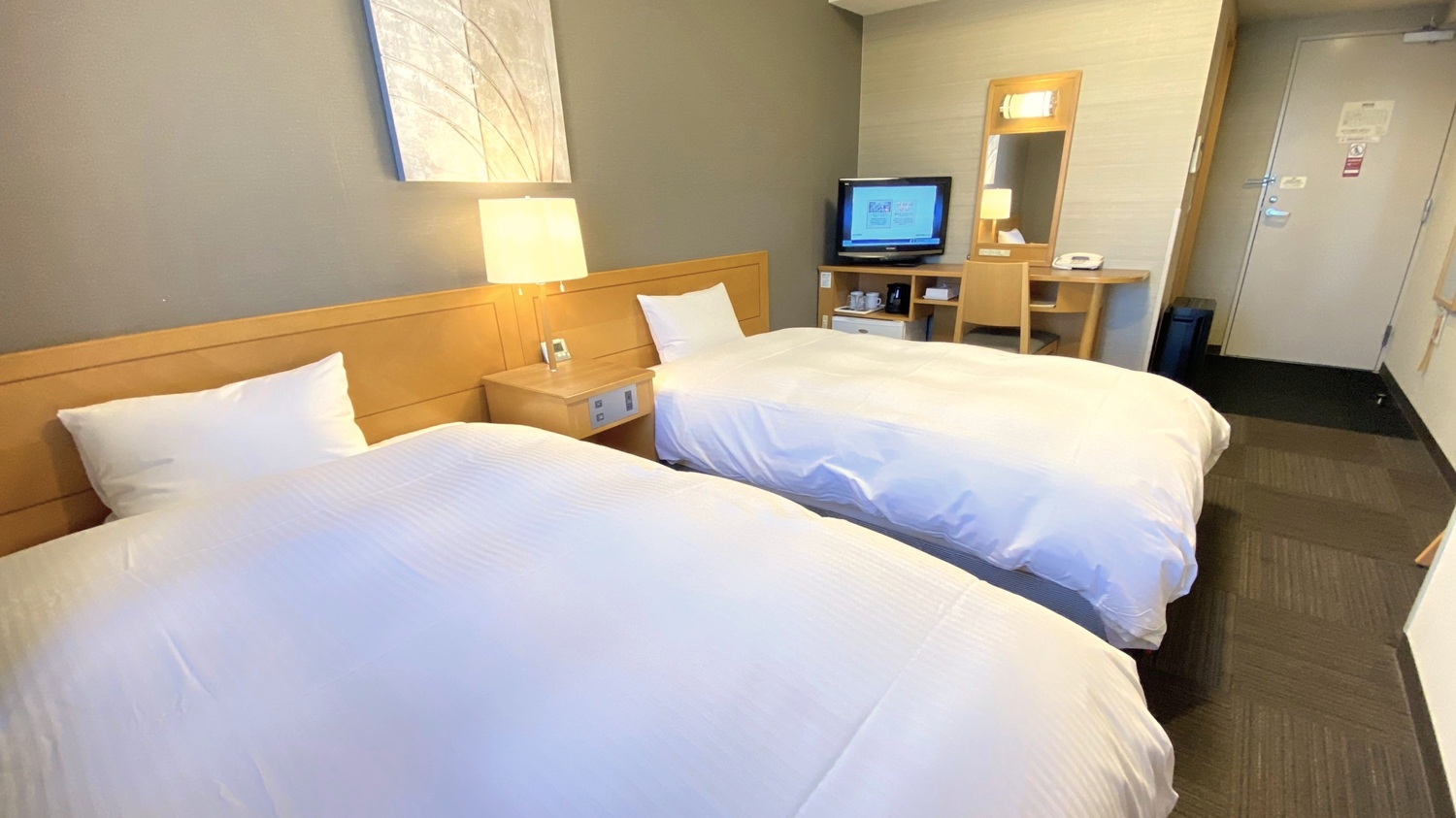 【ツインルーム】　広さ18㎡　ベッドサイズ120cm×195cm（セミダブルベッド）2台