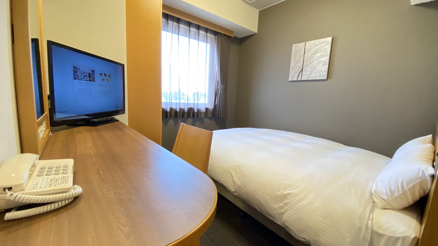 【セミダブルルーム】　広さ11㎡　ベッド幅140㎝（ダブルベッド）