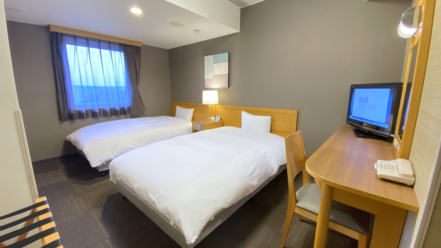 【ツインルーム】　広さ18㎡　ベッドサイズ120cm×195cm（セミダブルベッド）2台