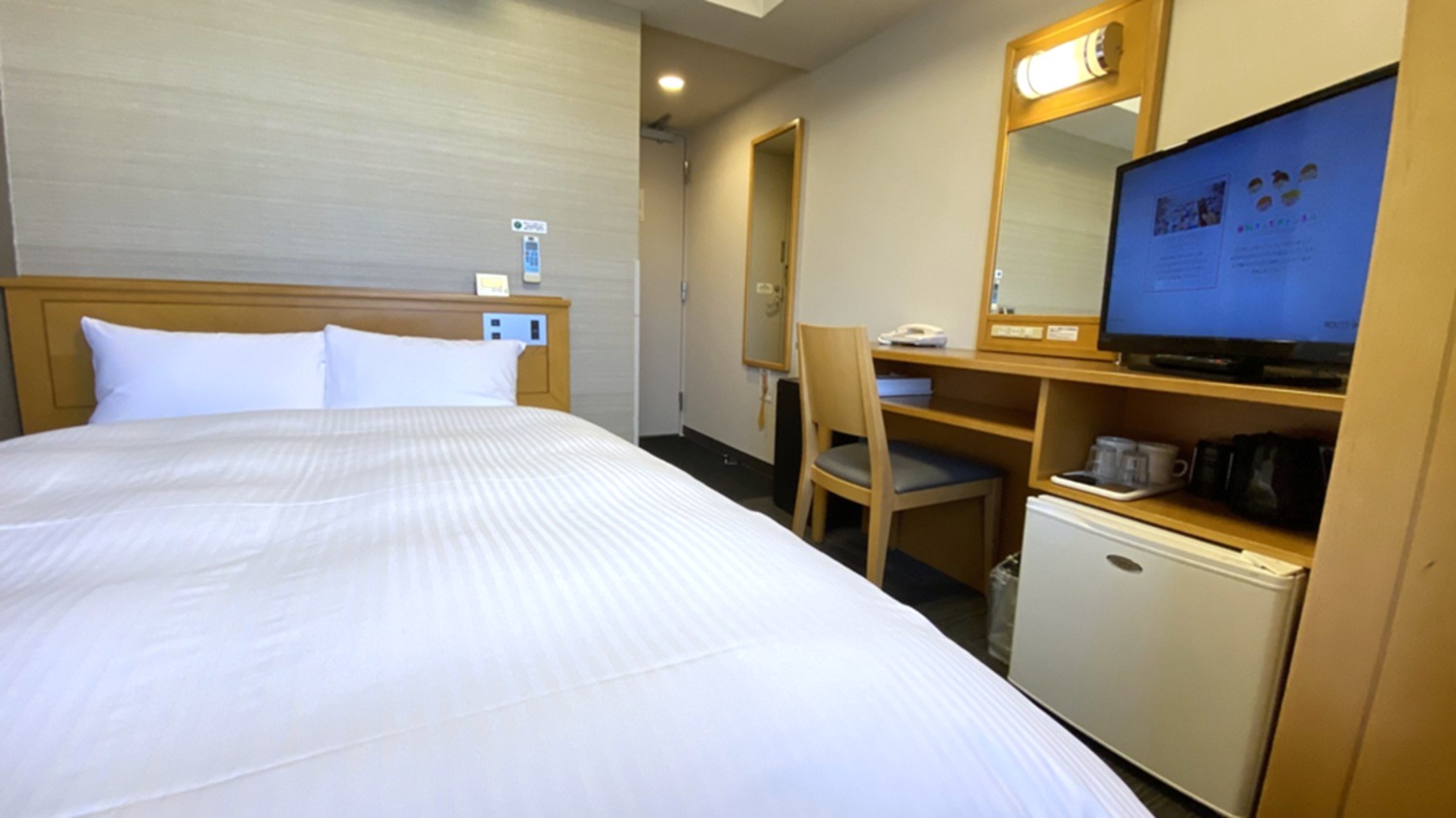 【セミダブルルーム】　広さ11㎡　ベッド幅140㎝（ダブルベッド）