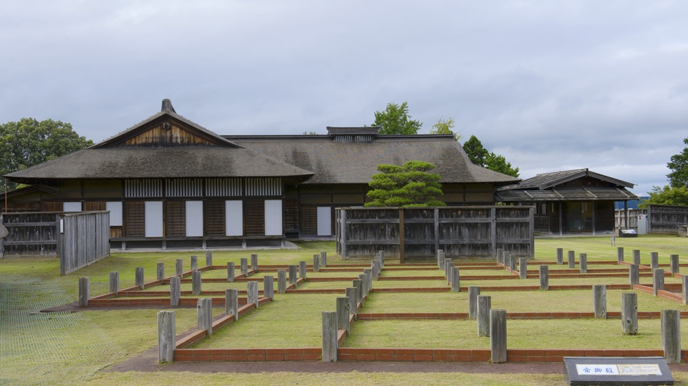 【史跡　根城の広場】