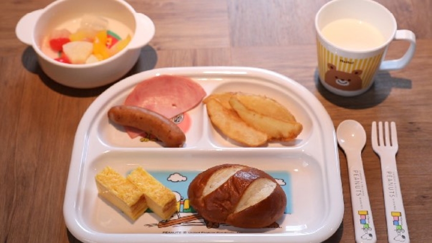 ●朝食バイキング　お子様専用の食器やイスもご用意しています。