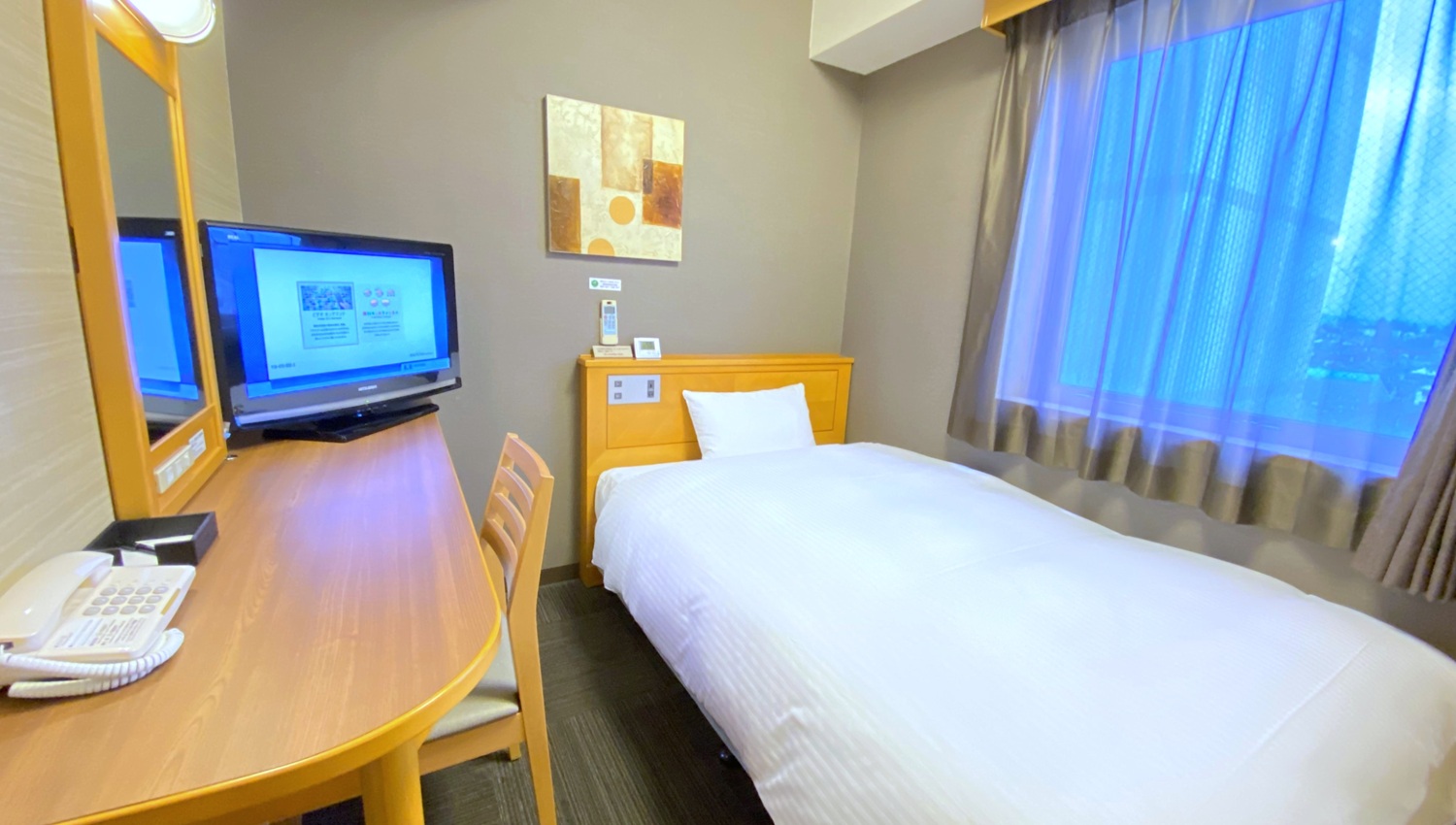 【シングルルームA】（エレベーター脇）広さ12㎡　ベッド幅120㎝（セミダブルベッド）