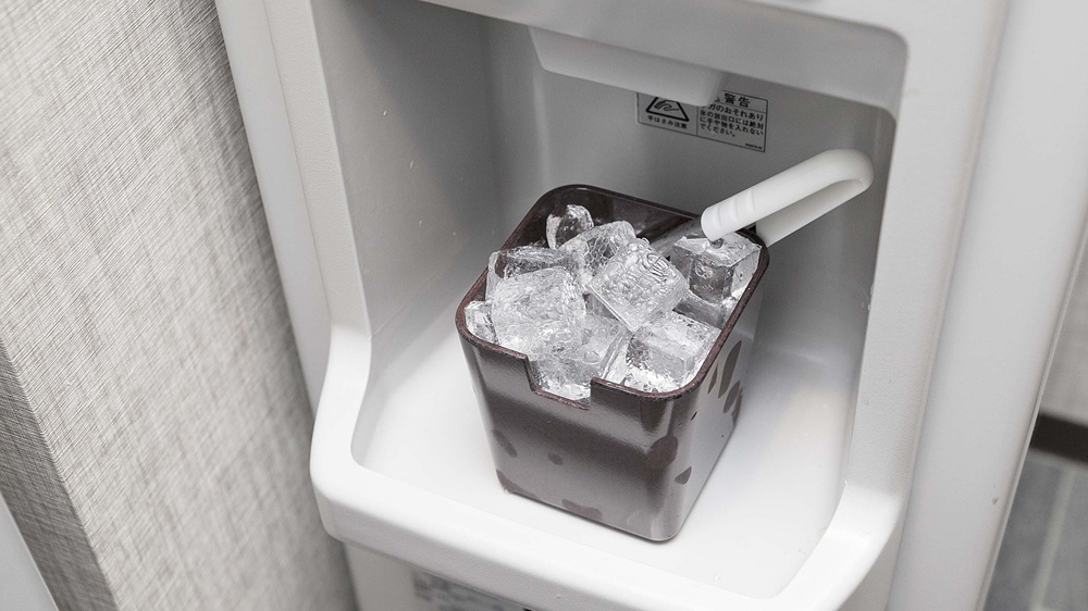 【製氷機】１階自動販売機コーナーにございます。アイスペールもご用意しております。