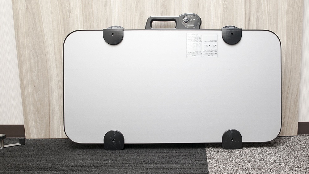 【貸出用ズボンプレッサー】各フロアのエレベーター前に設置しております。