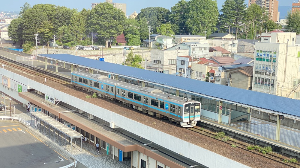 【窓から見える本八戸駅】