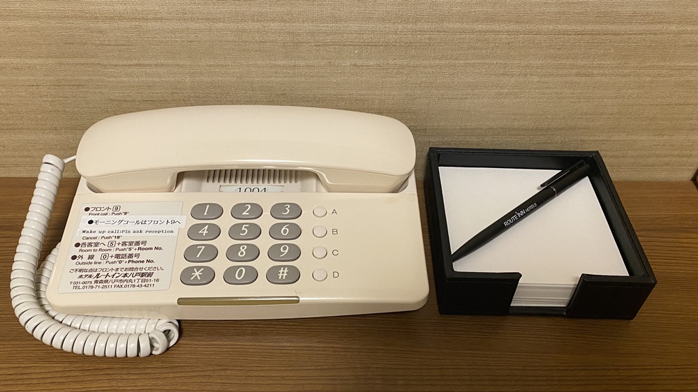 【内線電話とメモ帳】各部屋にご用意しております。