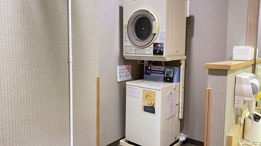 【女性浴場】脱衣所にコインランドリーをご用意しております。